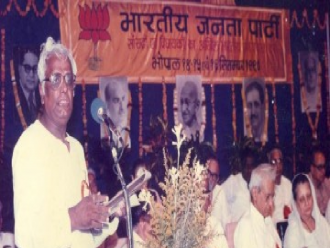  एक साथ हैं पार्टी की नींव और शिखर सारंग जी