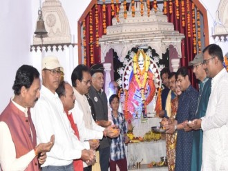 मंदिरों में भगवान चित्रगुप्त की पूजा के बाद प्रसाद के साथ बांटी कलम