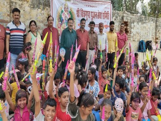 कानपुर.. मासूमों के चहरों पर खुशी का गुलाल: गरीब बच्चों के साथ मनाई होली, रंग, गुलाल के साथ पिचकारी पाकर खिलखिलाए चेहरे